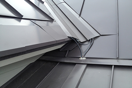 An example of a roof valley with SFP=V SnoFree™ 4” or 6” Valley Panels installed.